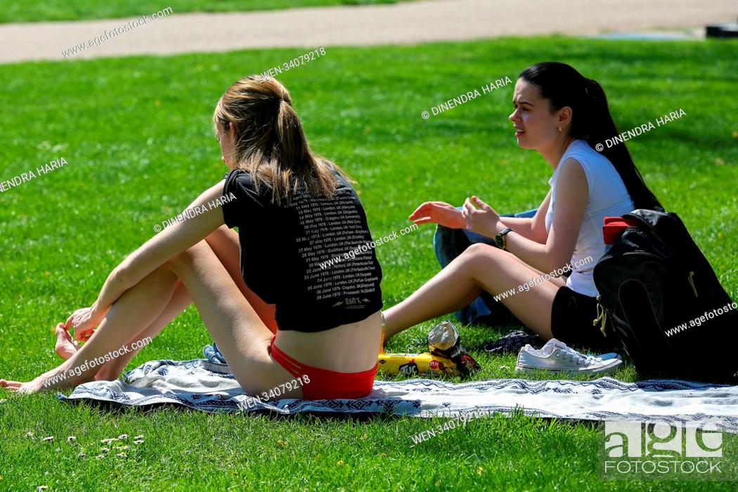 Stock Photo: Tourist and Londoners enjoy second day of hot weather in St.James's Park as the temperatures in the capital likely to reach 28 degree celsius.