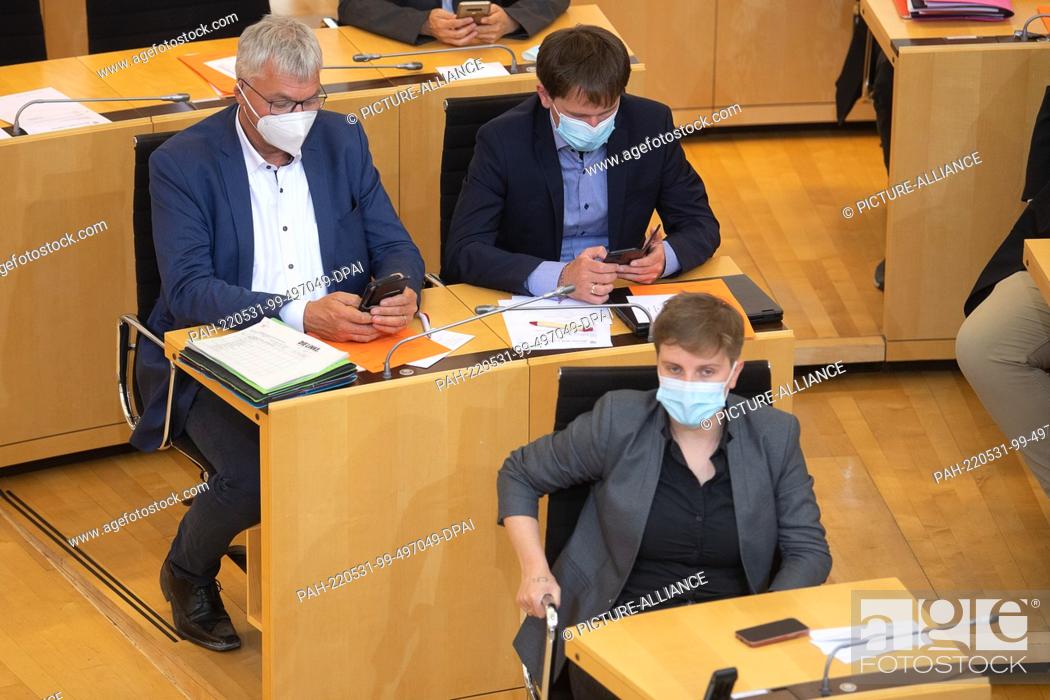 Stock Photo: 31 May 2022, Hessen, Wiesbaden: Torsten Felstehausen (Die Linke, back left), member of the Hessian state parliament and parliamentary director of the Left Party.
