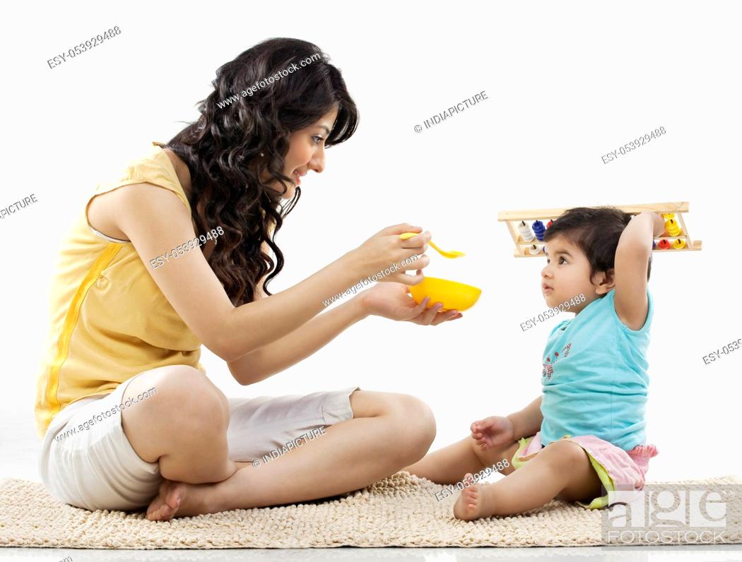 Imagen: Mother trying to feed her child.