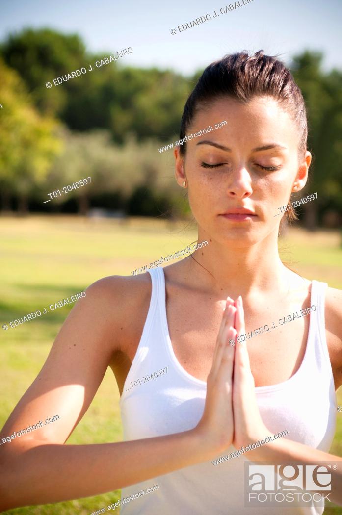 Imagen: yoga girl in a park.