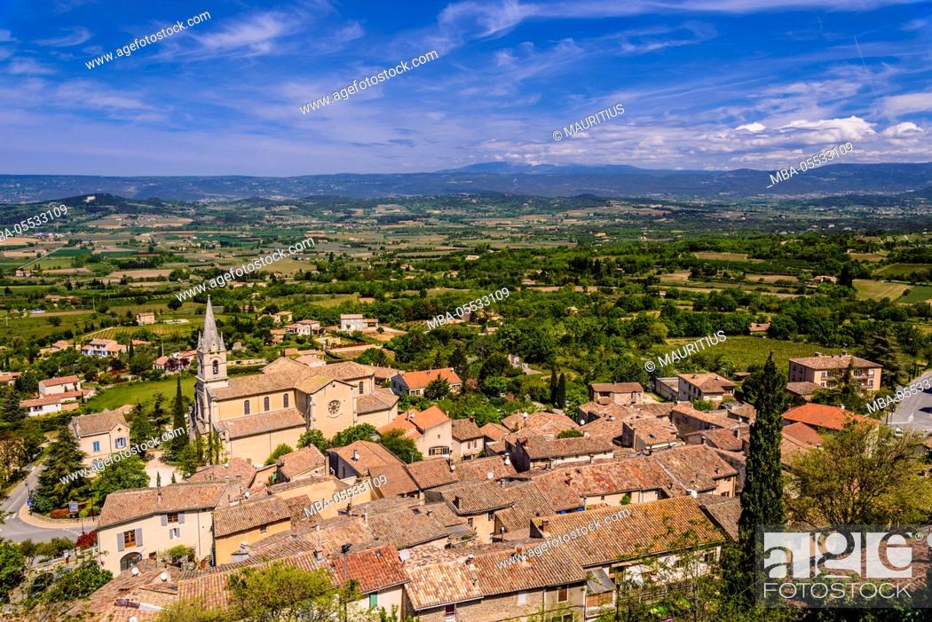 Stock Photo: France, Provence, Vaucluse, Bonnieux, view of the village, Calavon valley and Monts de Vaucluse.