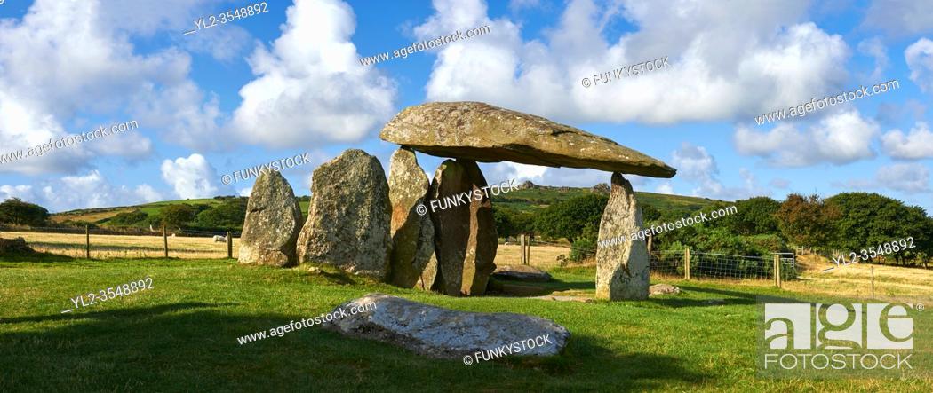 Photo de stock: Pentre Ifan a Neolithic megalitic stone burial chamber dolmen built about 3500 BC in the parish of Nevern, Pembrokeshire, Wales.
