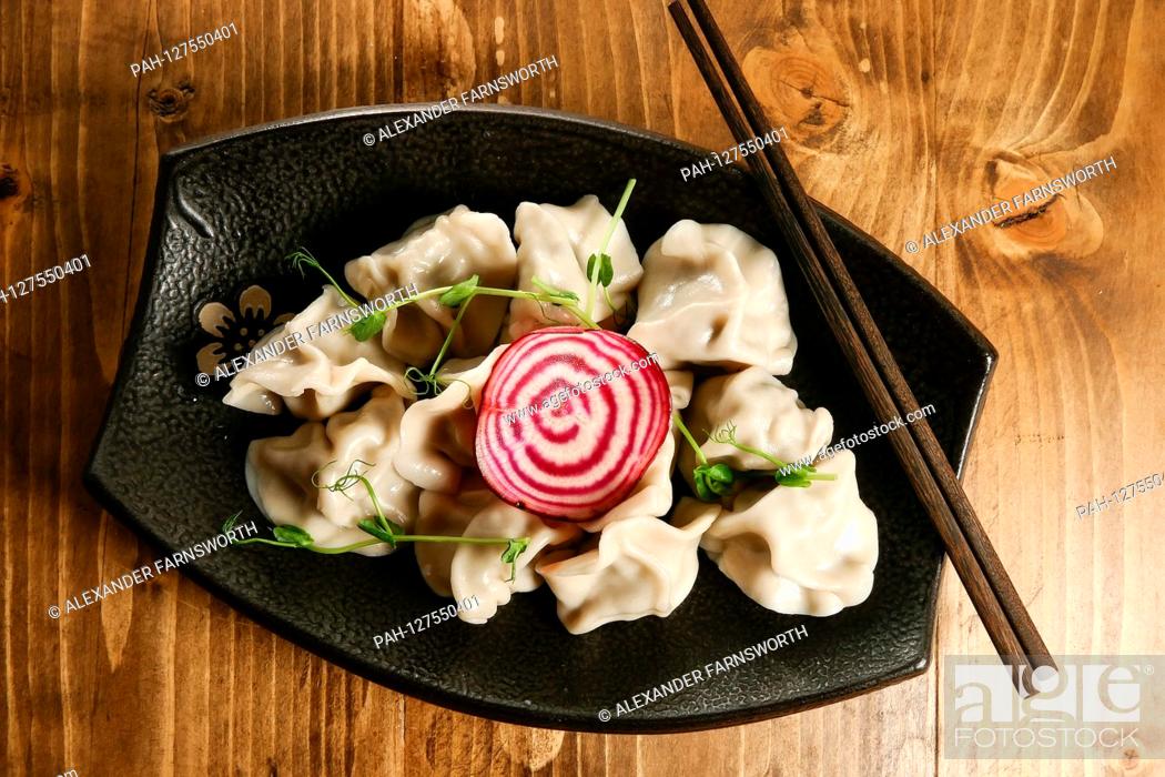 Photo de stock: A dish of dumplings at an Asian restaurant | usage worldwide. - STOCKHOLM/Sweden.