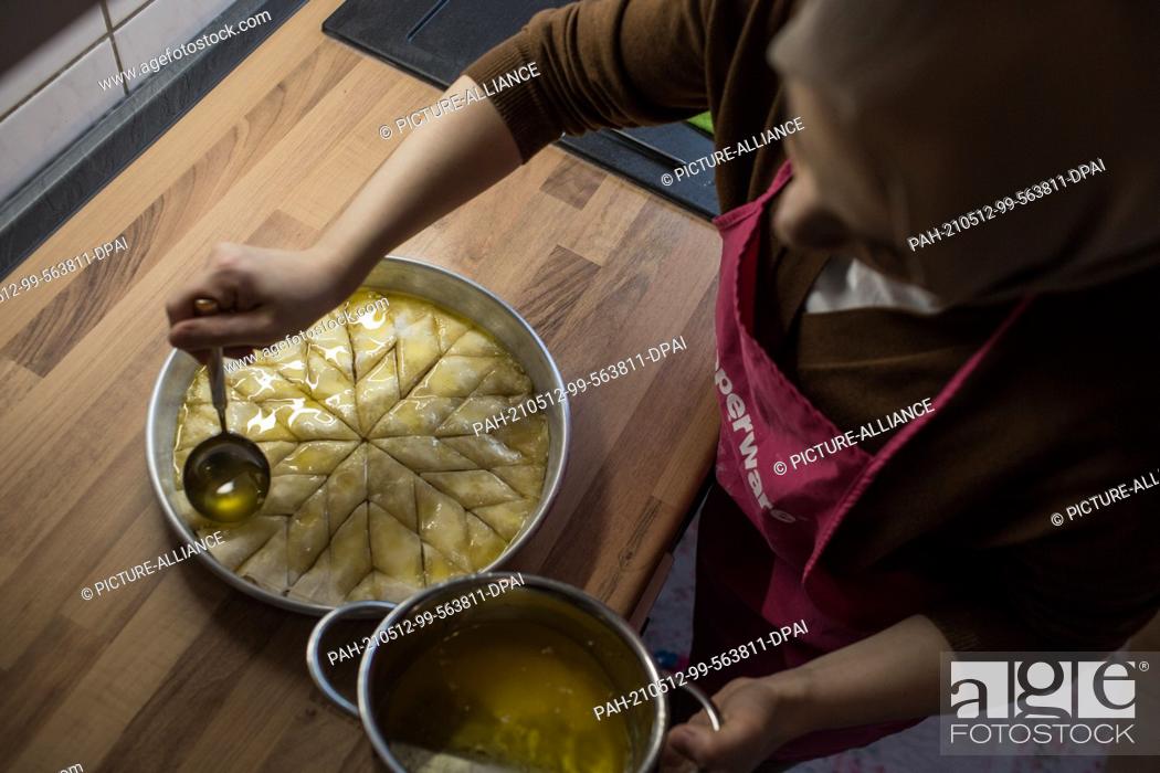 Stock Photo: PRODUCTION - 10 May 2021, North Rhine-Westphalia, Minden: Hatice Bahadir prepares baklava in her kitchen. During the day.
