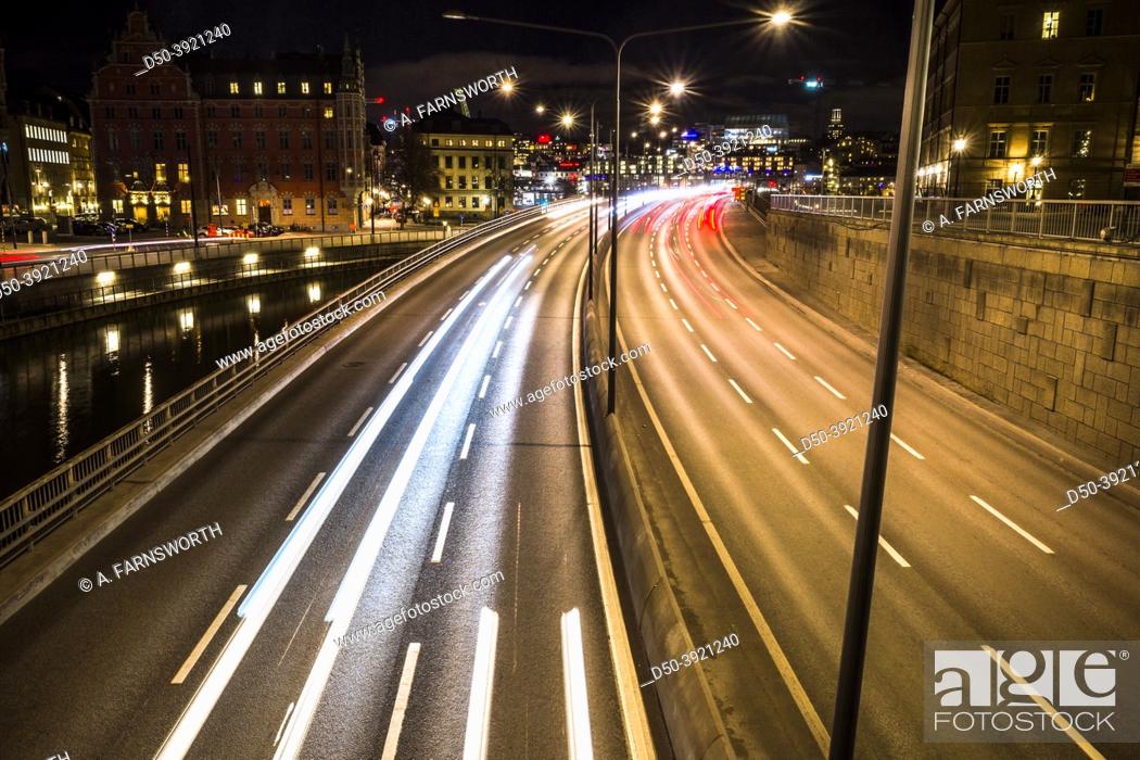 Photo de stock: Stockholm, Sweden Traffic light trails from the Riddarholmen bridge at night.