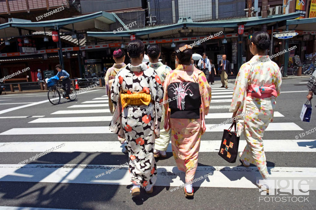 Stock Photo: 'Maikos' (geisha apprentices) walking to their evening appointment in the traditional quarters of Gion and Pontocho. Kyoto. Kansai, Japan.