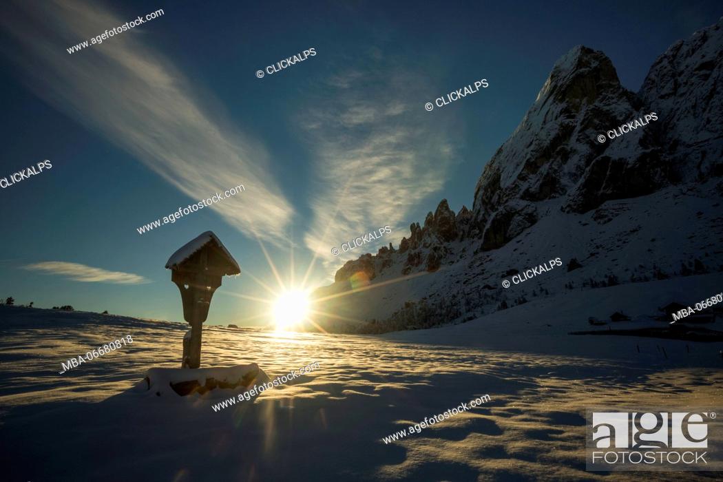 Imagen: Wooden latin cross and Odle Dolomites peaks covered in snow. Passo delle Erbe, Bolzano, Trentino Alto Adige - Sudtirol, Italy, Europe.