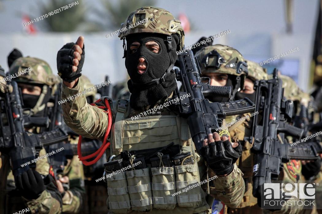 Photo de stock: 10 December 2018, Iraq, Baghdad: Iraqi military soldiers march during a ceremonial military drill marking the first anniversary of Iraq's victory over the.