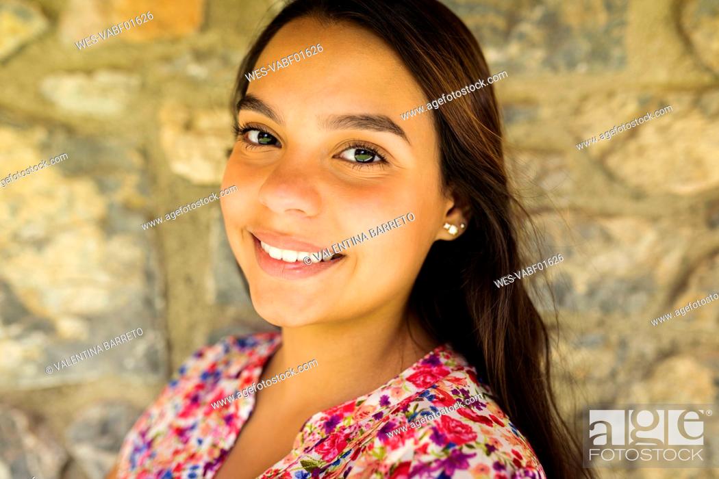 Imagen: Portrait of smiling young woman.