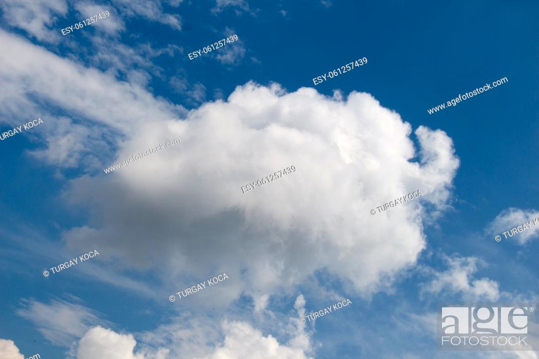 Imagen: White clouds are in the blue sky background.