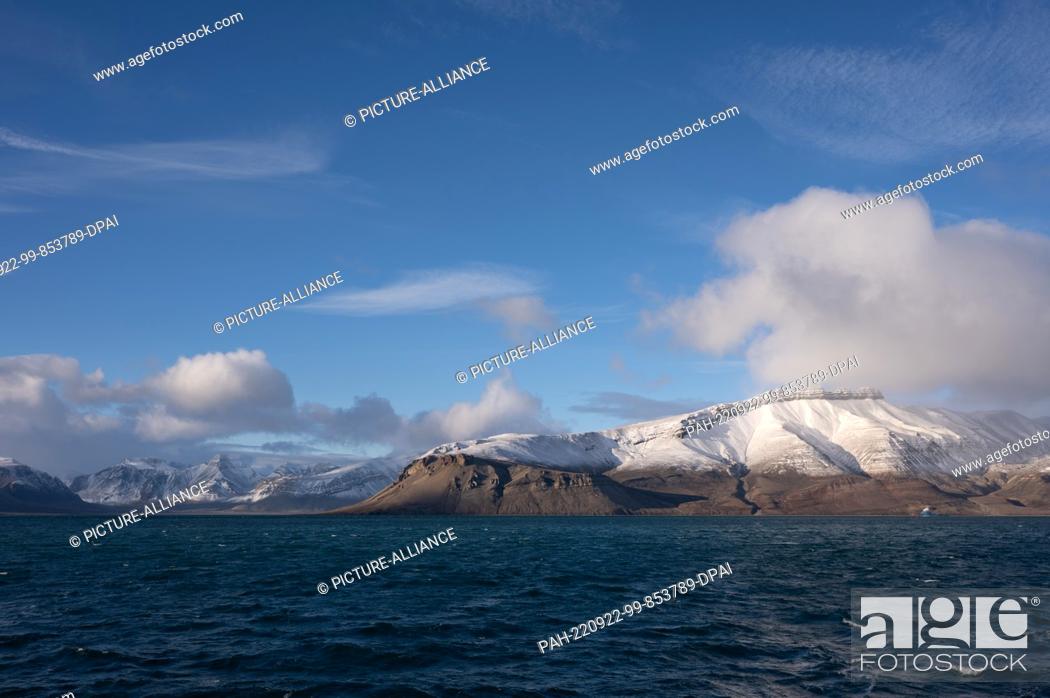 Imagen: 10 September 2022, Norway, Pyramiden: Mountains covered with snow surround the Isfjord. Photo: Sebastian Kahnert/dpa. - Pyramiden/Svalbard/Norway.