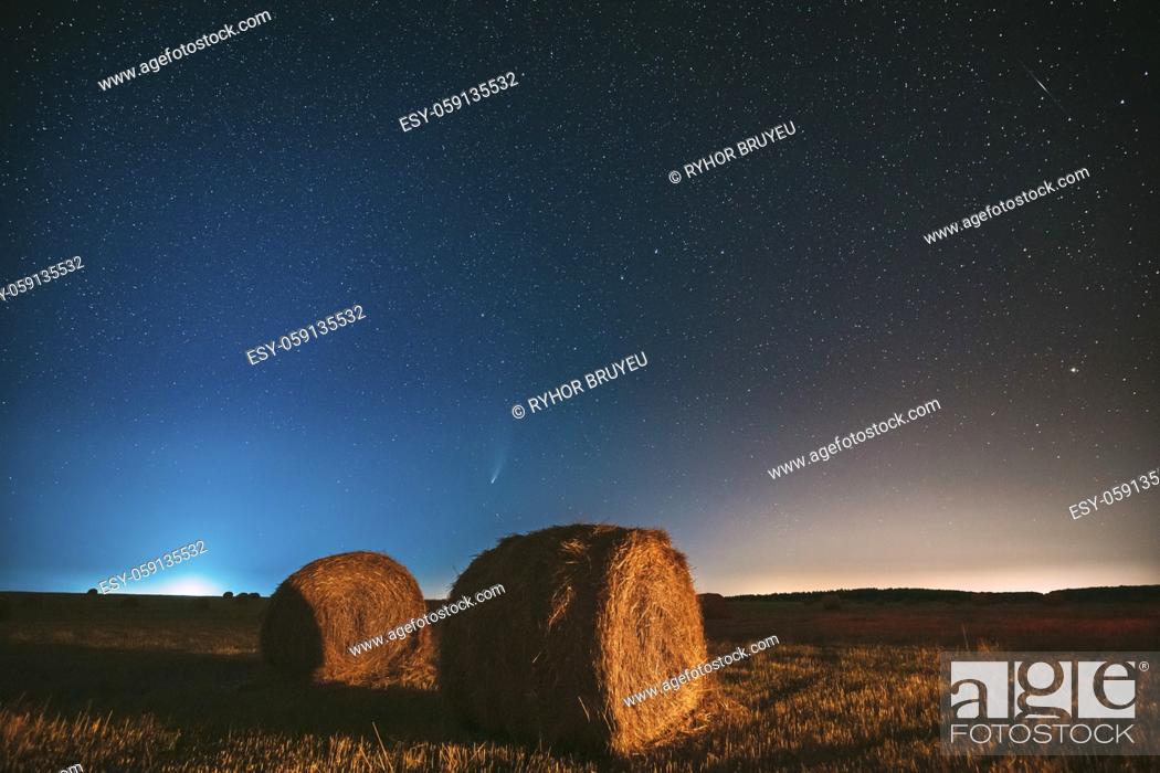 Imagen: Comet Neowise C2020 F3 In Night Starry Sky Above Haystacks In Summer Agricultural Field. Night Stars Above Rural Landscape With Hay Bales After Harvest.