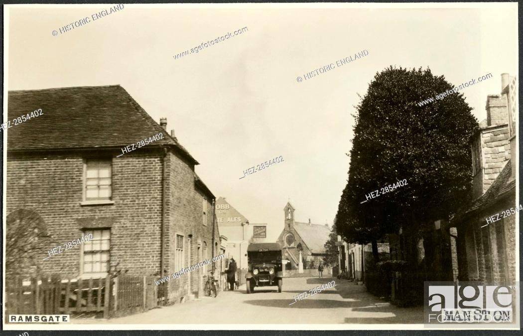 Photo de stock: Manston War Memorial, High Street, Manston, Thanet, Kent, c1945-c1965. Creator: John Pennycuick.