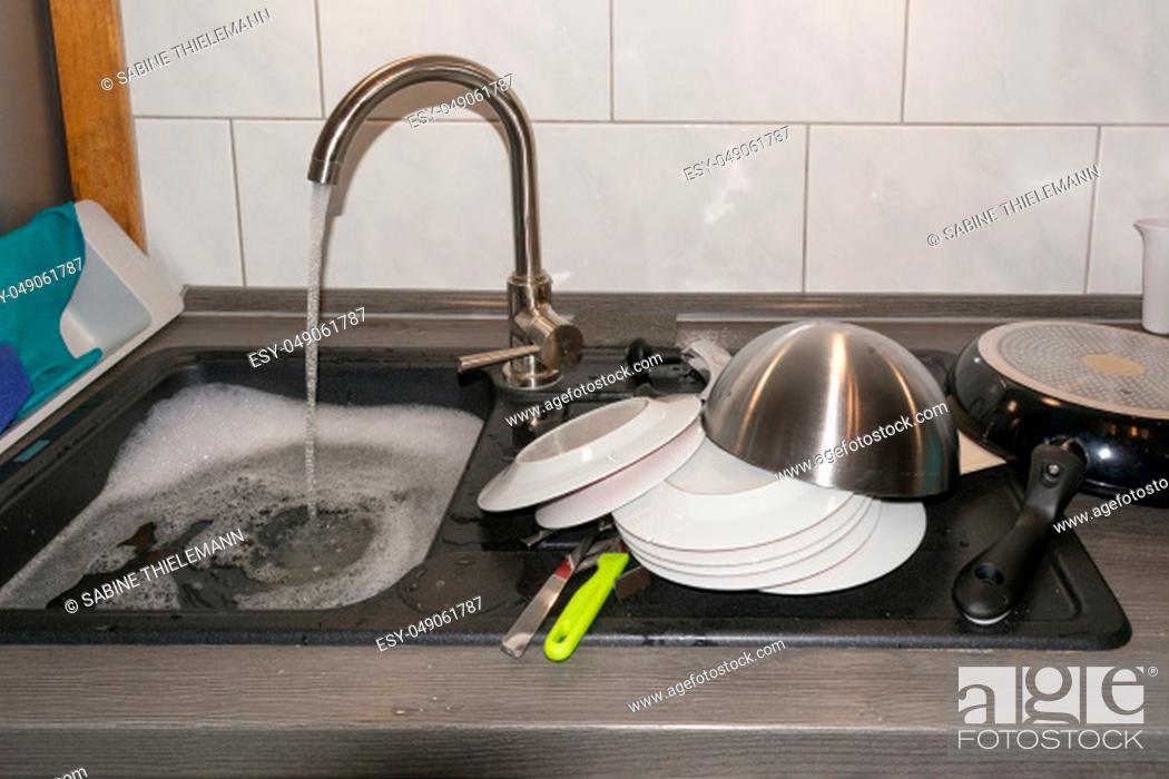 Stock Photo: Wash and dry kitchen utensils on the sink by hand.