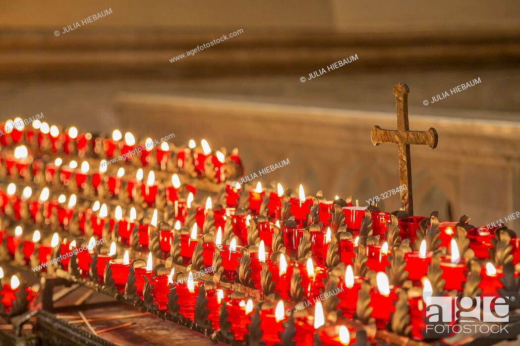 Photo de stock: Burning candles inside Savannah's Cathedral of St. John the Baptist, Georgia.
