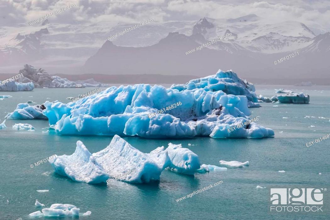 Stock Photo: Iceland, Jokulsarlon Lagoon, Turquoise icebergs floating in Glacier Lagoon on Iceland.