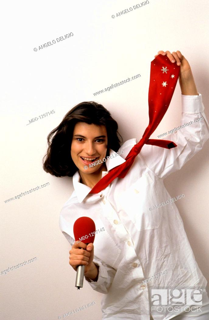 Laura Pausini with microphone and scarf. The Italian singer Laura Pausini  playing with a microphone..., Stock Photo, Photo et Image Droits gérés.  Photo MDO-1297145 | agefotostock