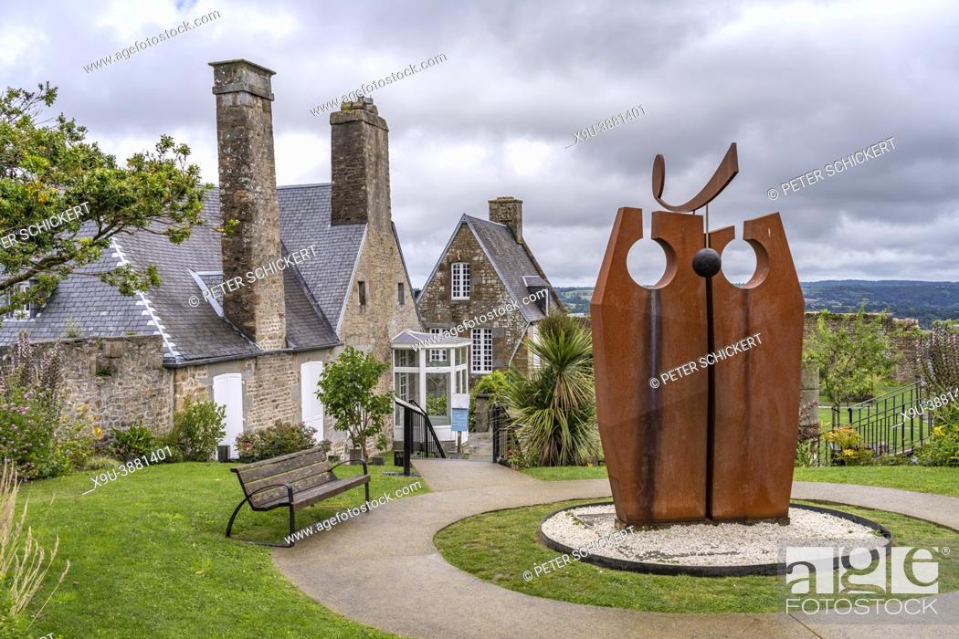 Photo de stock: Skulptur im Innenhof der Burg von Avranches, Normandie, Frankreich | sculpture at the courtyard of Château d'Avranches, Avranches, Normandy, France.