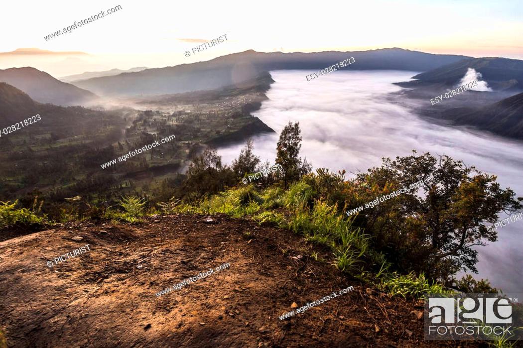 Imagen: View on Mount bromo area before sunrise, Indonesia.