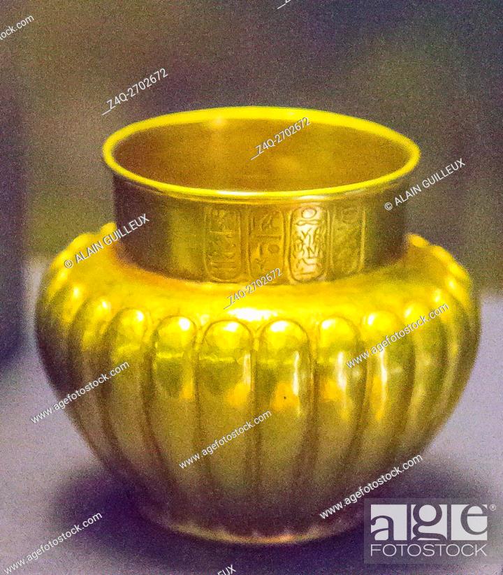 Imagen: Egypt, Cairo, Egyptian Museum, dishes found in the royal necropolis of Tanis, burial of Psusennes : Gold vase with a heart-shaped belly.