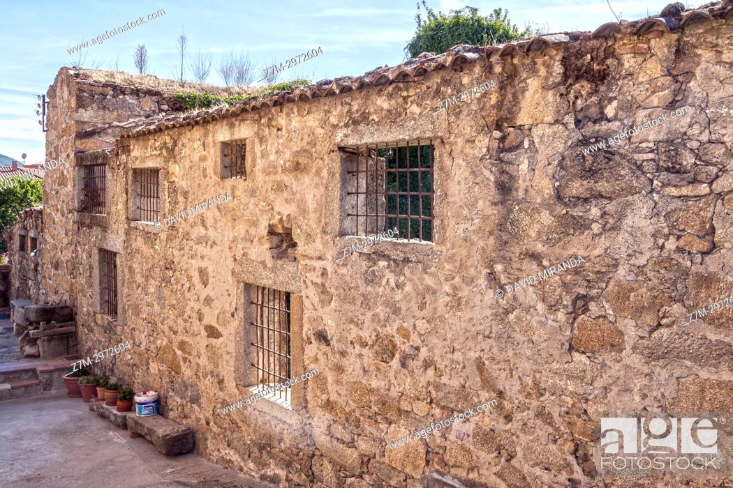 Stock Photo: Antiguas ventanas enrejadas. Mombeltrán. Barranco de las cinco villas. Valle del Tiétar. Provincia de Ávila, Castile-Leon, Spain.