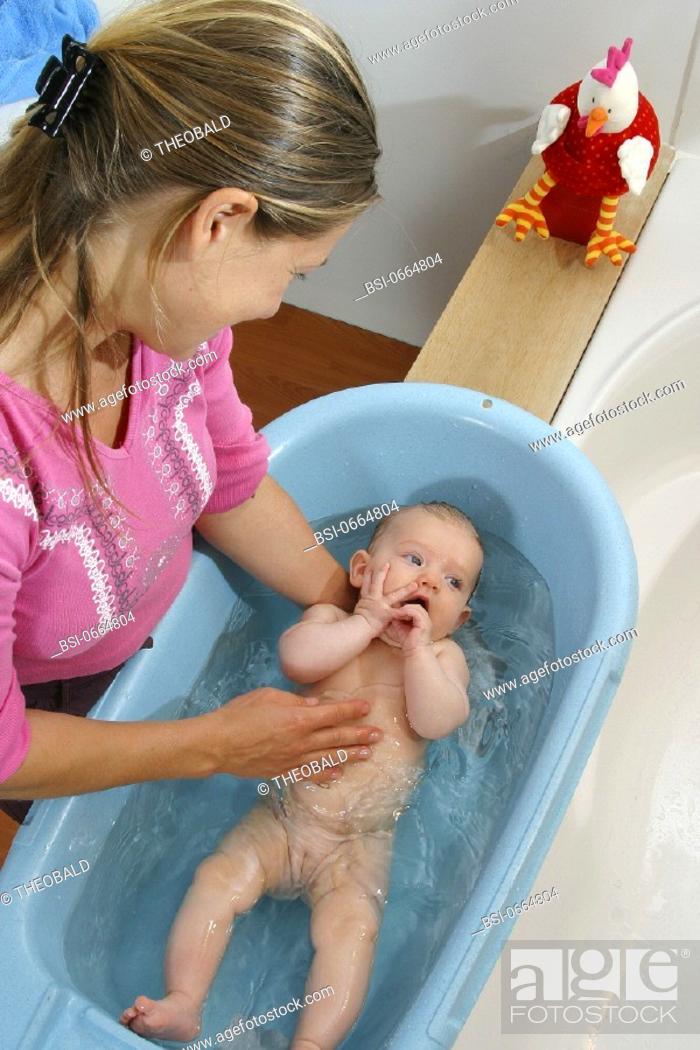 3 Week Old Baby Girl Getting a Bath - Foto de stock - Masterfile
