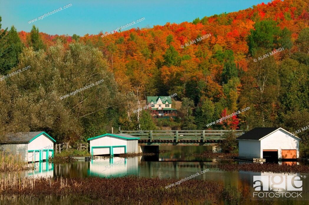 Photo de stock: Cottage and Boat Houses, Lac-des Seize-Iles, Laurentians, Quebec.