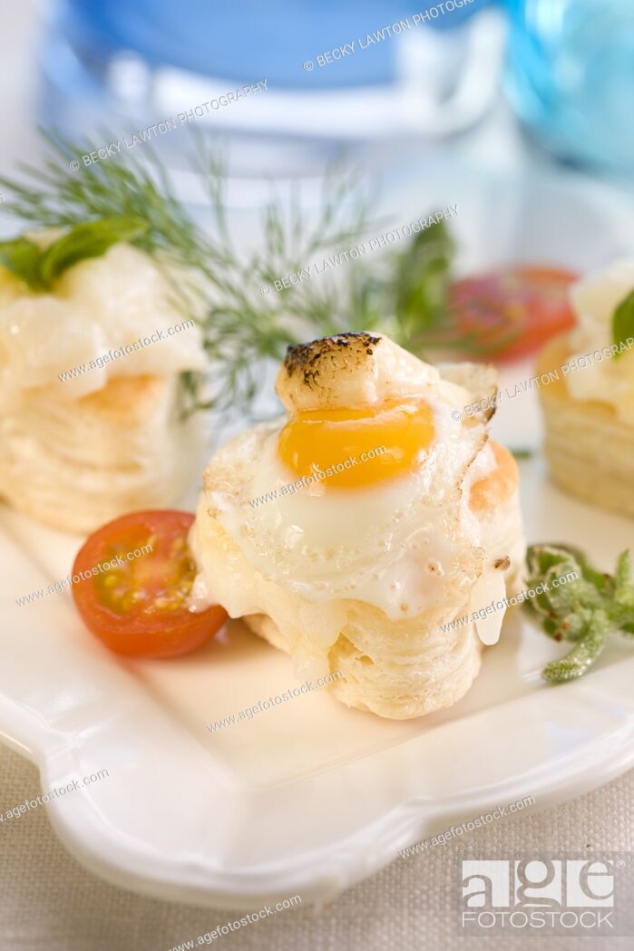 Stock Photo: Tartaleta de brandada de bacalao con huevo de codorniz y salsa holandesa.