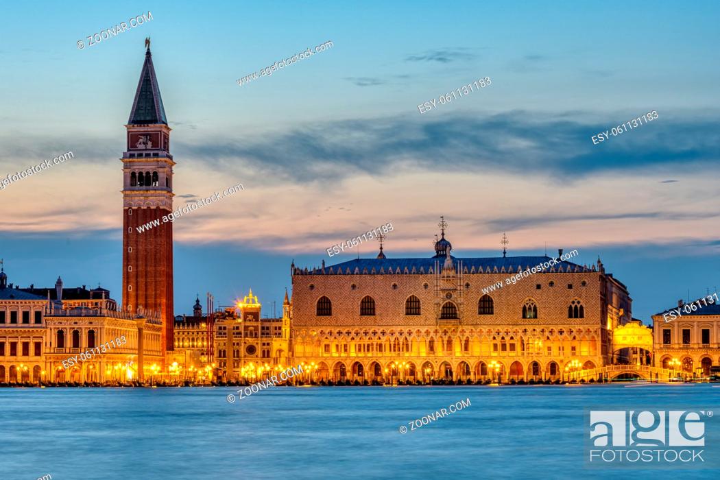 Stock Photo: Blick auf die Piazza San Marco in Venedig nach Sonnenuntergang mit dem berühmten Campanile und dem Dogenpalast.