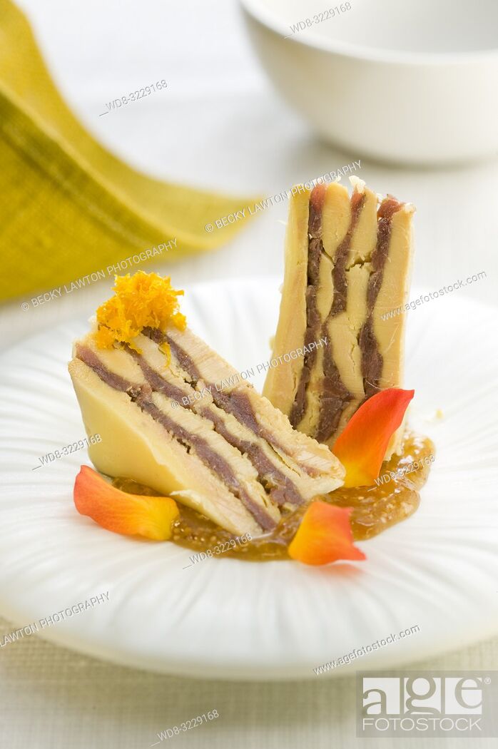 Imagen: Platillo de terrina de foie con angulas y salsa de higos.