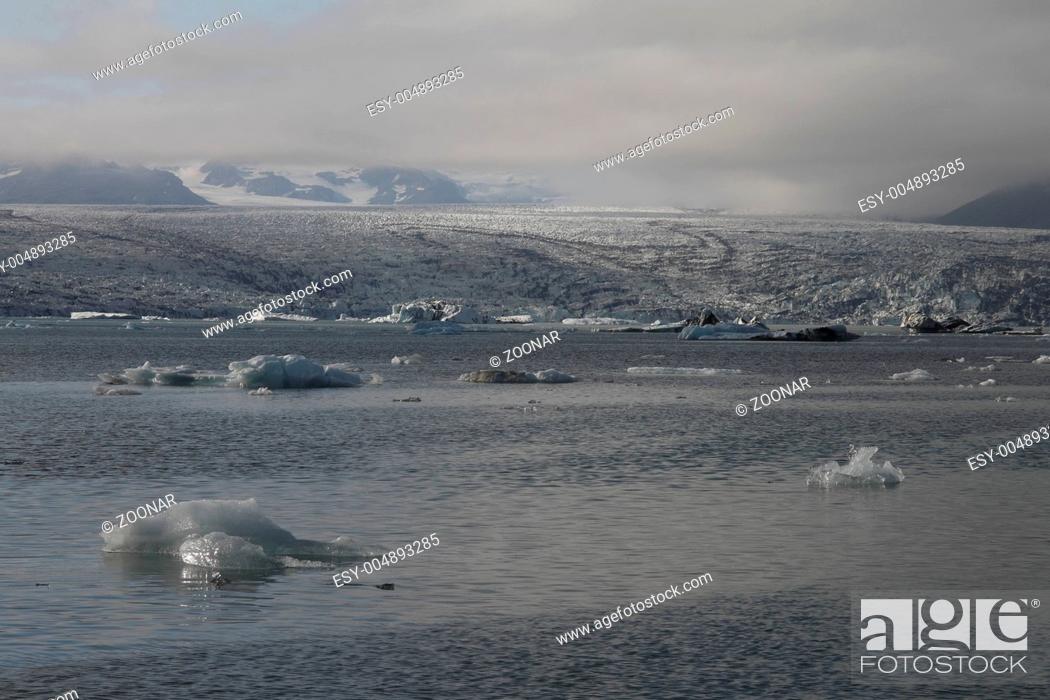Photo de stock: Icebergs in Jökulsárlón. Jökulsárlón Glacier Lagoon is a lagoon formed in front of the Breiðamerkurjökull glacier in South-East Iceland.