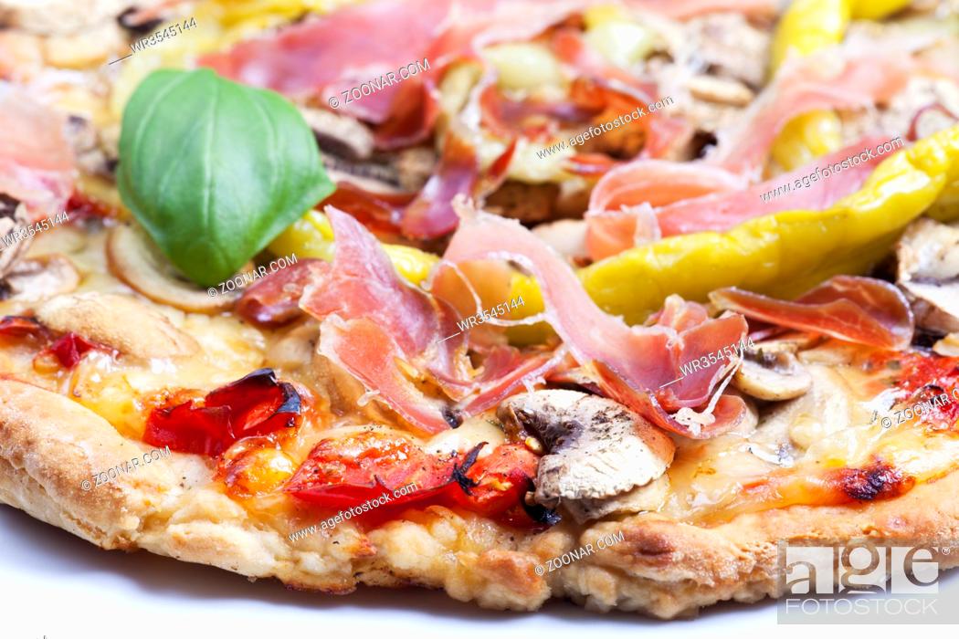 Stock Photo: Detail einer Pizza mit Schinken.
