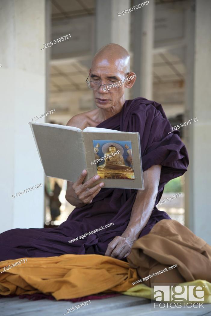 Imagen: Myanmar: Bagan- Monk engaged in reciting the holy text in the vicinity of Shwezigon Pagoda.
