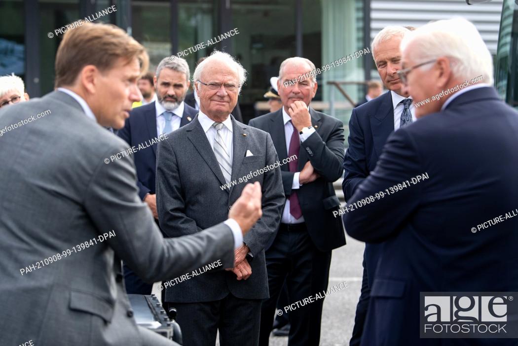 Stock Photo: 08 September 2021, Sweden, Södertälje: German President Frank-Walter Steinmeier (r) and King Carl XVI Gustaf of Sweden (m) listen to Christian Levin (l).