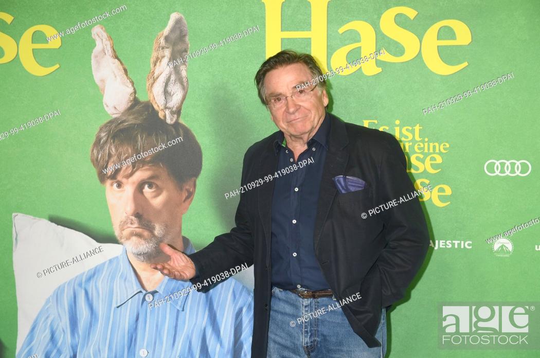 Stock Photo: 29 September 2021, Bavaria, Munich: Actor Elmar Wepper shows up at the premiere of the comedy ""Es ist nur eine Phase, Hase"" at the Astor Filmlounge at ARRI.