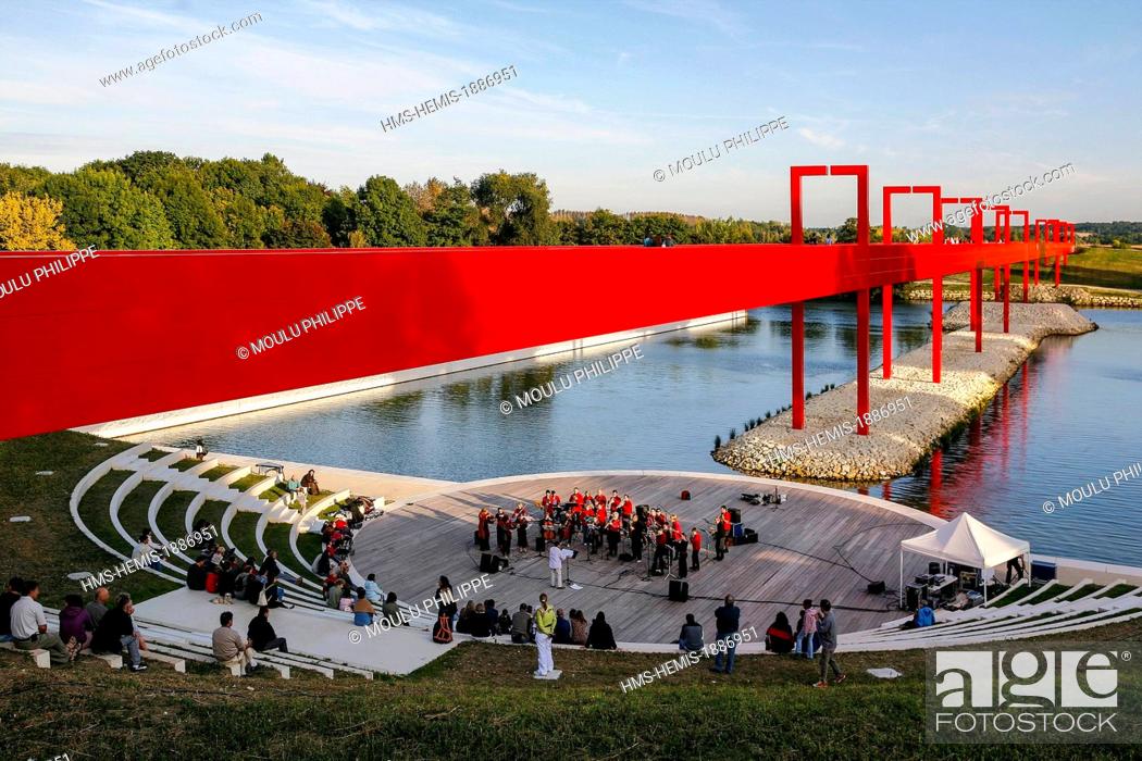 Stock Photo: France, Val d'Oise, Cergy, Axe Majeur, monumental work conceived by the architect and sculptor Dani Karavan, the Amphitheatre, Gateway, Scene and Basins.