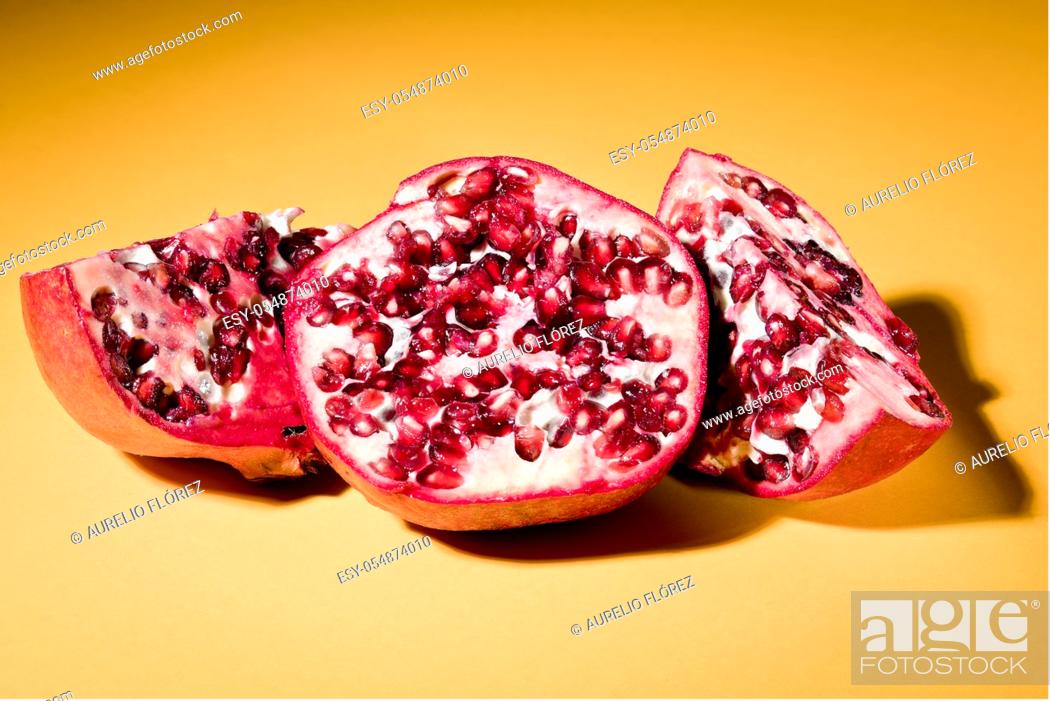 Photo de stock: The pomegranate (Punica granatum) is a small deciduous fruit tree in the family Lythraceae, whose fruit is the pomegranate.