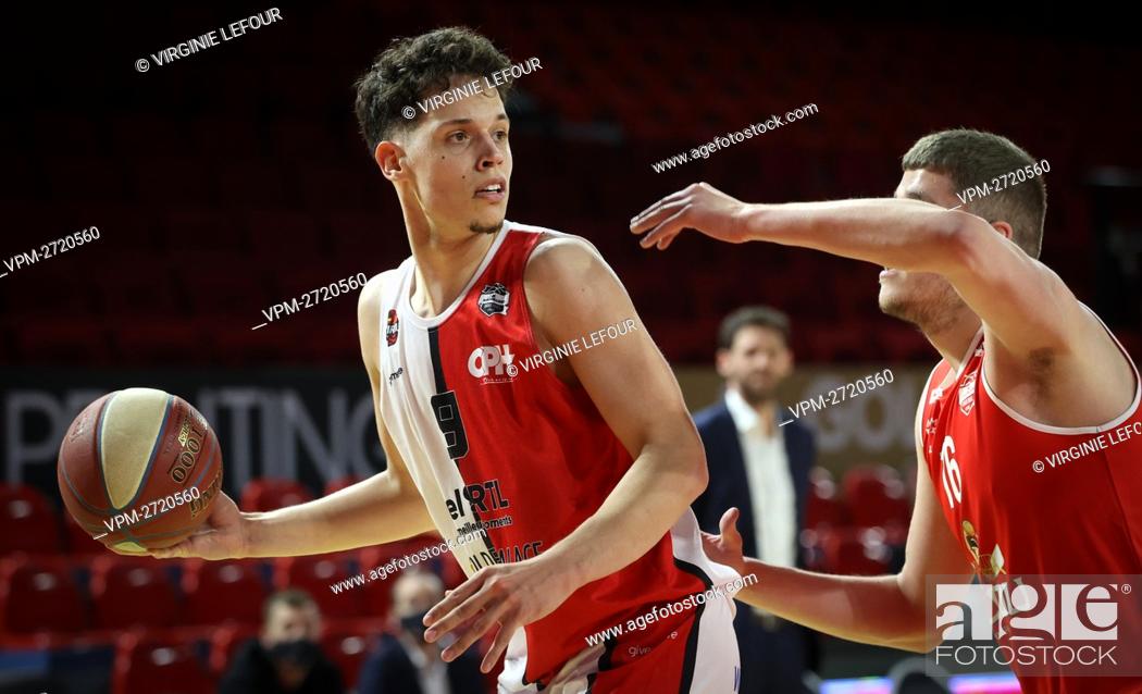 Imagen: Spirou's Thibaut Bronchart and Oostende's Haris Bratanovic fight for the ball during the basketball match between Spirou Charleroi and BC Oostende.
