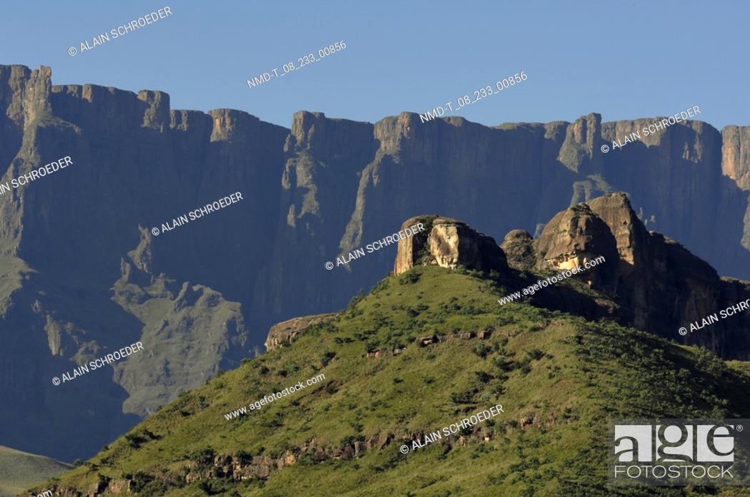 Photo de stock: Rock formations on a landscape, Royal Natal National Park, North Drakensberg Mountain, Kwazulu-Natal, South Africa.