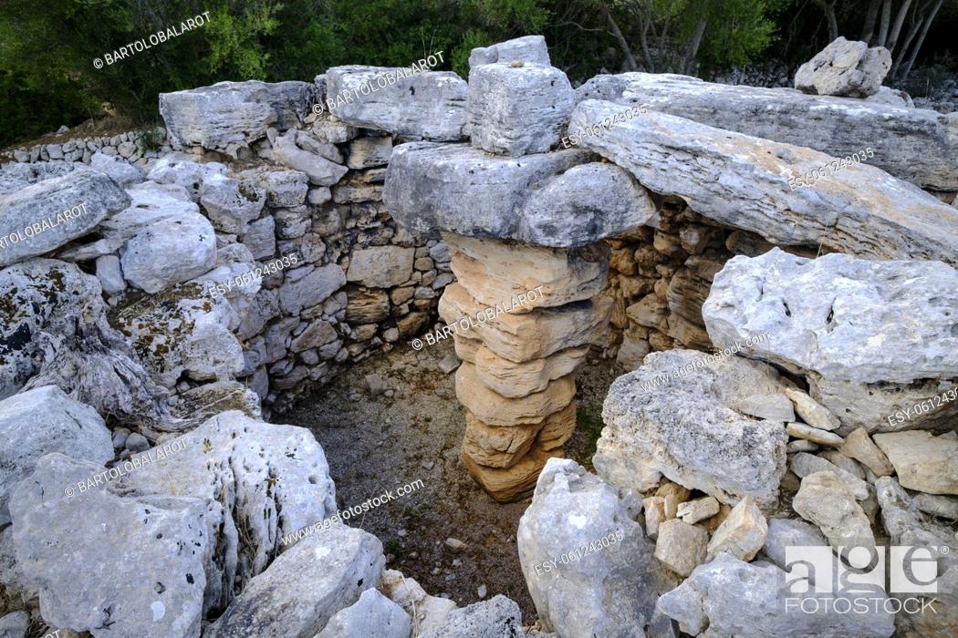 Imagen: Hospitalet Vell, square Talayot with remains of its stone slab roof, Talayotic habitat core, Manacor municipality, Mallorca, Balearic Islands, Spain, Europe.