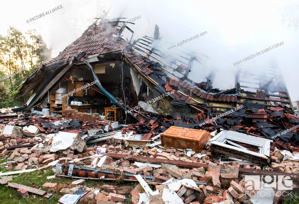 Stock Photo: 23 May 2019, Schleswig-Holstein, Wohltorf: Bilck on the ruins of a residential building that was destroyed in a fire. The fire department was still looking for.