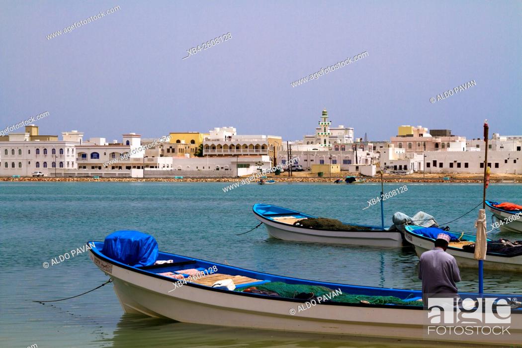 Imagen: Oman, Sur, Ayja district, fisherman.