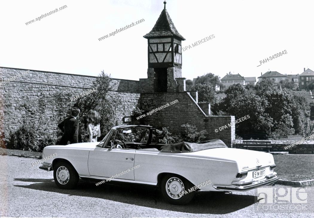 Stock Photo: A young couple during a joyride with a Mercedes Benz 280 SE 3.5 Cabriolet. (Recording from 1969). | usage worldwide. - /Deutschland.