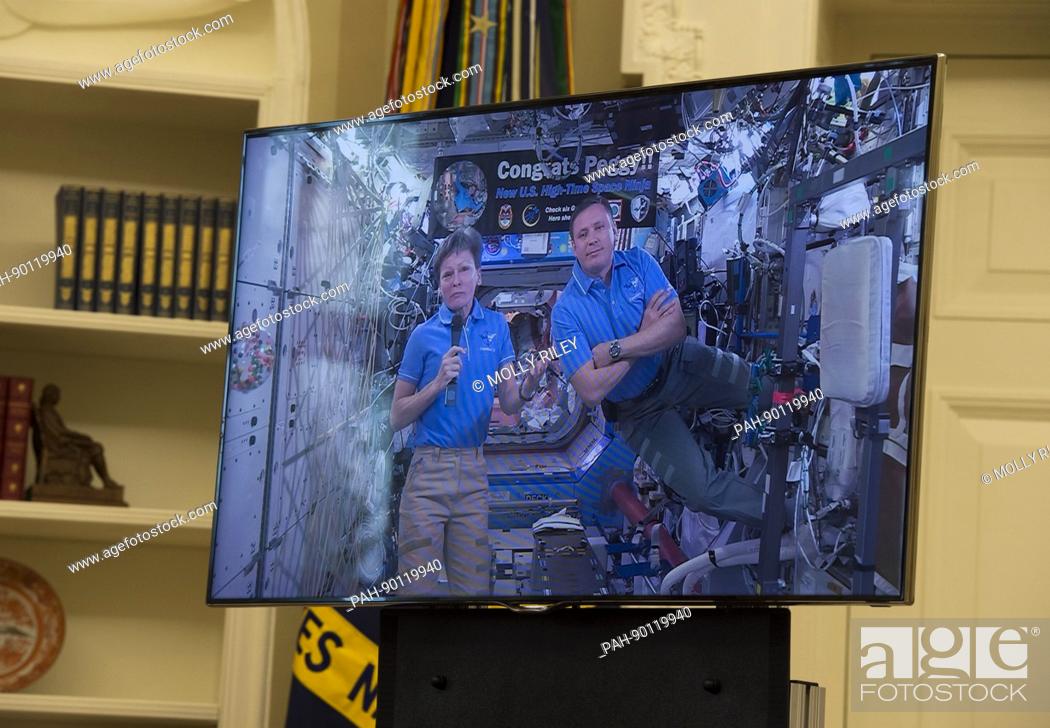Imagen: NASA Astronauts Peggy Whitson and Jack Fischer appear on a video screen as United States President Donald Trump hosts a video conference with then aboard the.