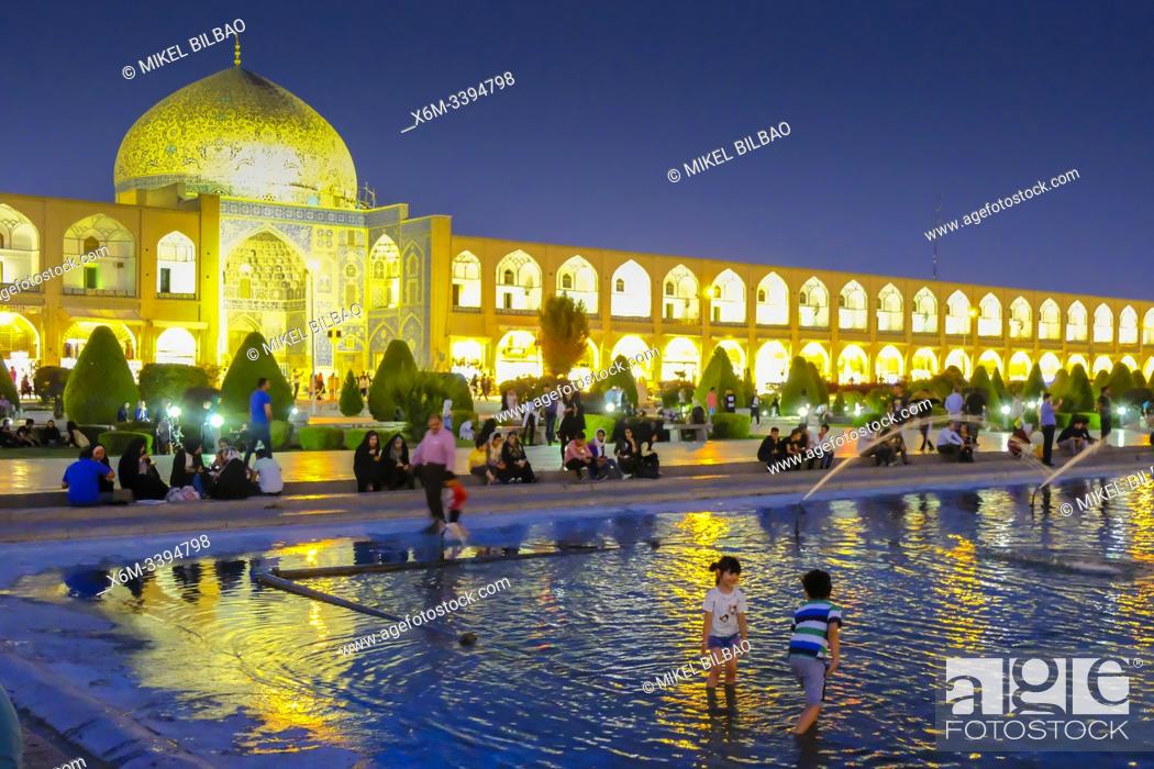 Stock Photo: Naqsh-e Jahan Square, fountain and Sheikh Lotf Allah Mosque at dusk. Isfahan, Iran. Asia.