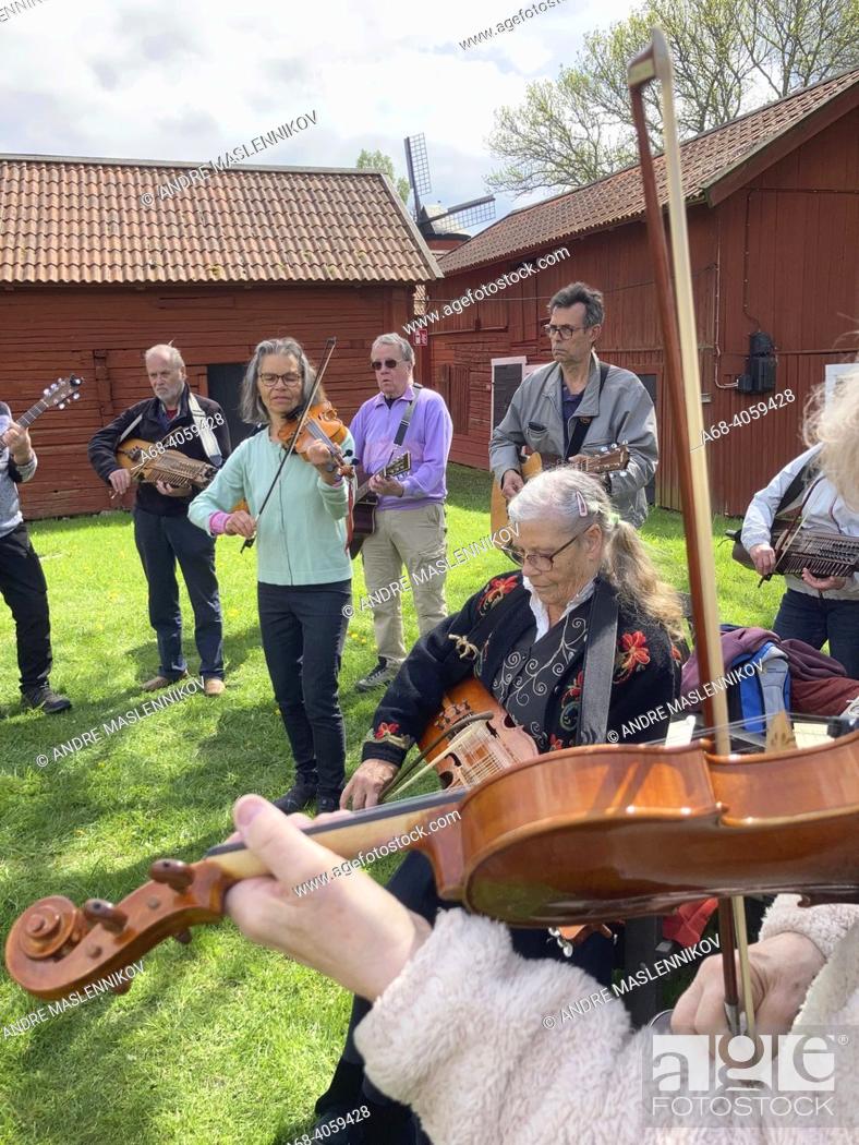 Imagen: Fiddler entertainers at Ekeby By home village in Vänge. .