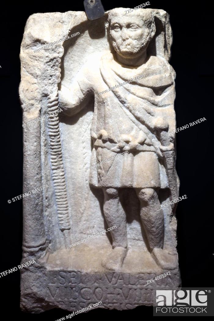 Photo de stock: Funerary altar of Lucius Septimius Valerinus, praetorian of the 9th cohort, portrayed in military clothing: a short tunic tied at the waist by a belt.