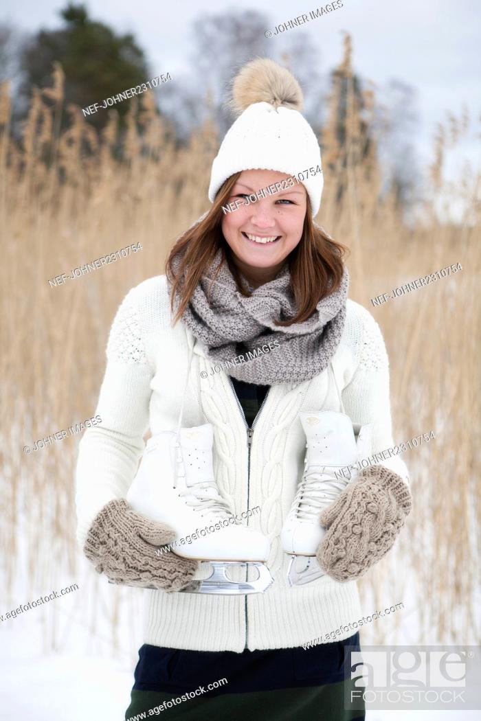 Imagen: Portrait of woman with ice skates.