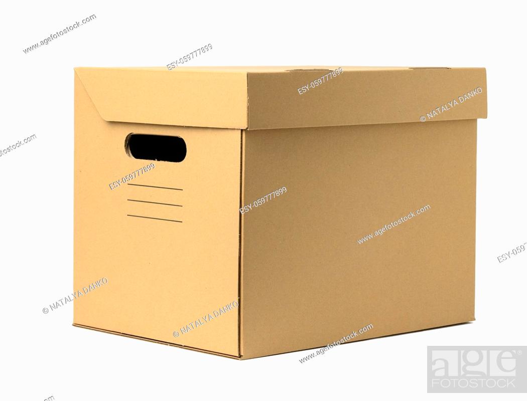 Imagen: brown corrugated paper box with lid for documents on a white background. Container for moving.