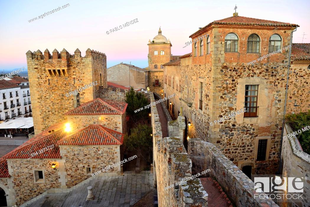 Imagen: Episcopal palace, Estrella's paraper and Bujaco's tower of Caceres old town, Extremadura, Spain.